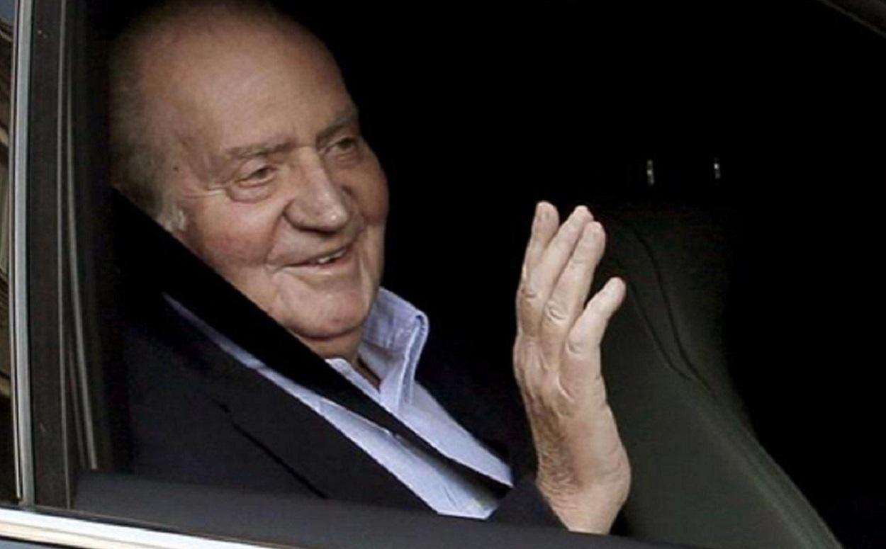 El Rey Juan Carlos saludando desde el coche
