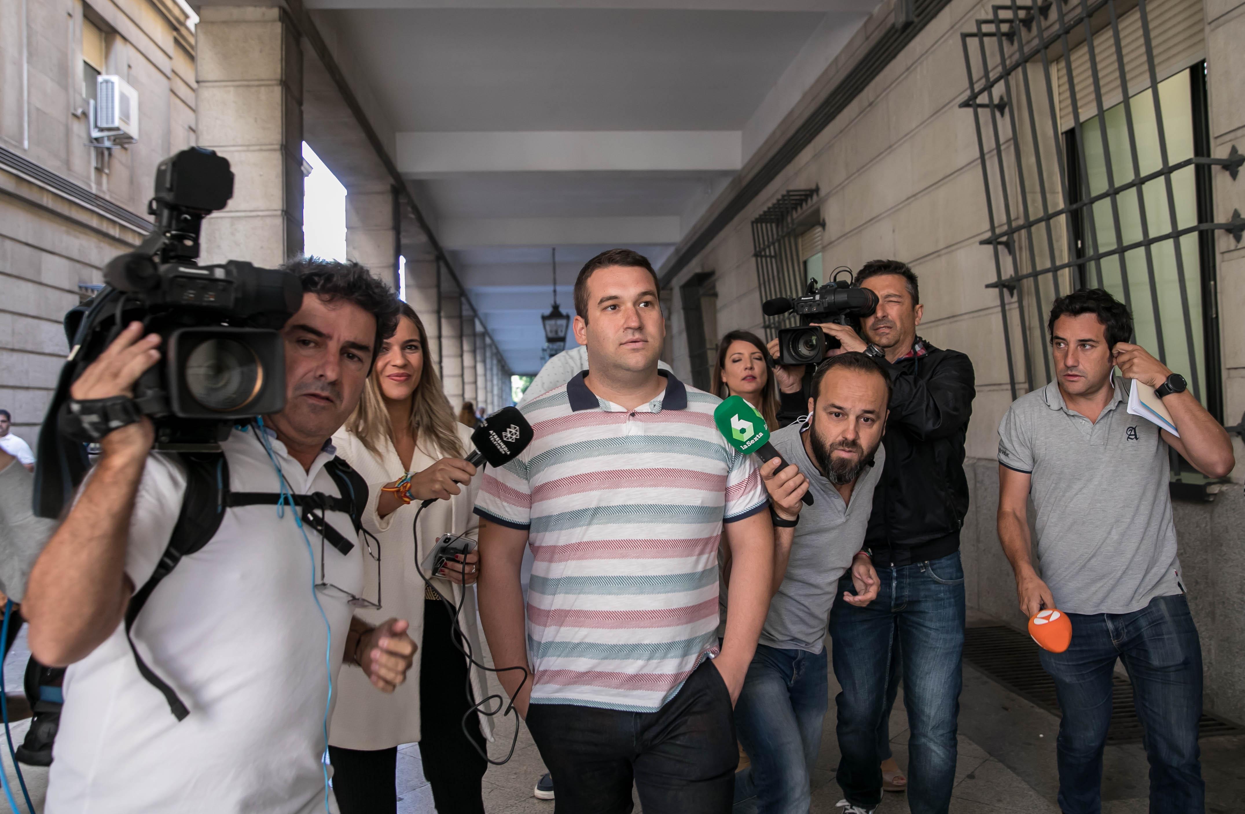 José Ángel Prenda miembro de 'La Manada' saliendo de los juzgados de Sevilla.