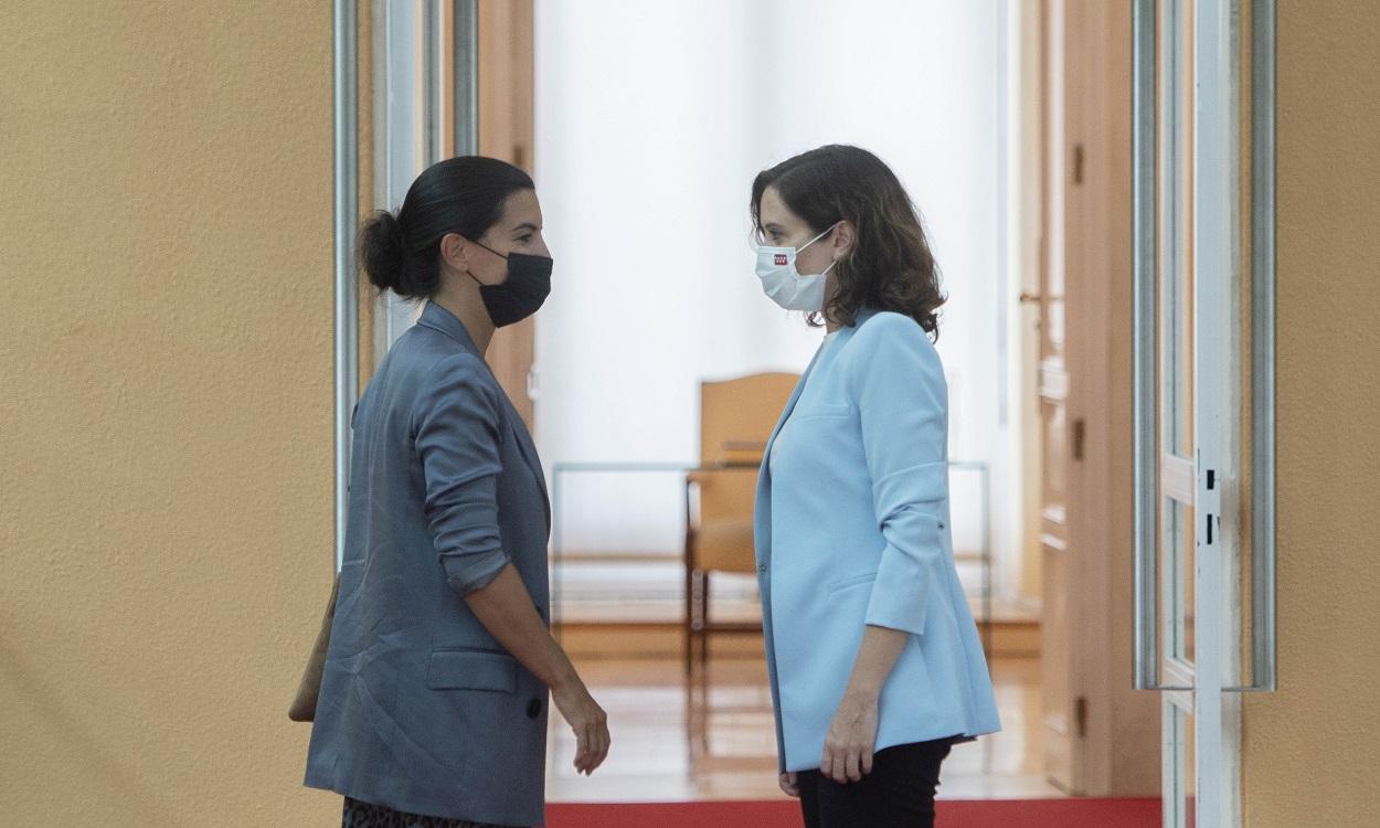 La presidenta de la Comunidad de Madrid, Isabel Díaz Ayuso (d), conversa con la portavoz de Vox en la Asamblea, Rocío Monasterio. EP