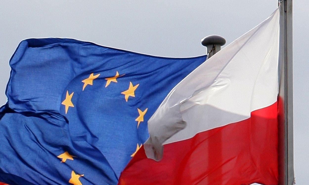La bandera de la Unión Europea junto a la enseña polaca. Europa PressArchivo.