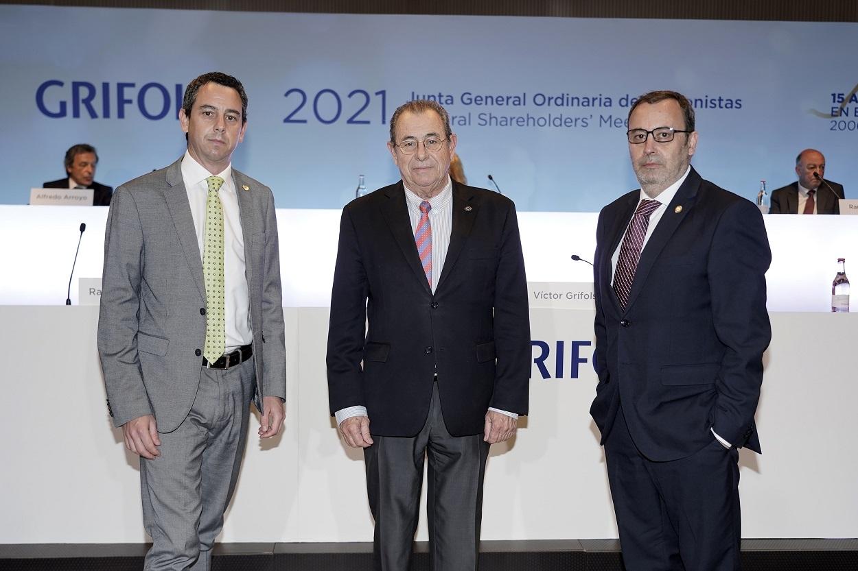 El presidente de Grifols, Víctor Grifols, junto a los consejeros delegados Raimon Grifols y Víctor Grifols Deu, una de las familias que aparecen en los Papeles de Pandora. Europa Press