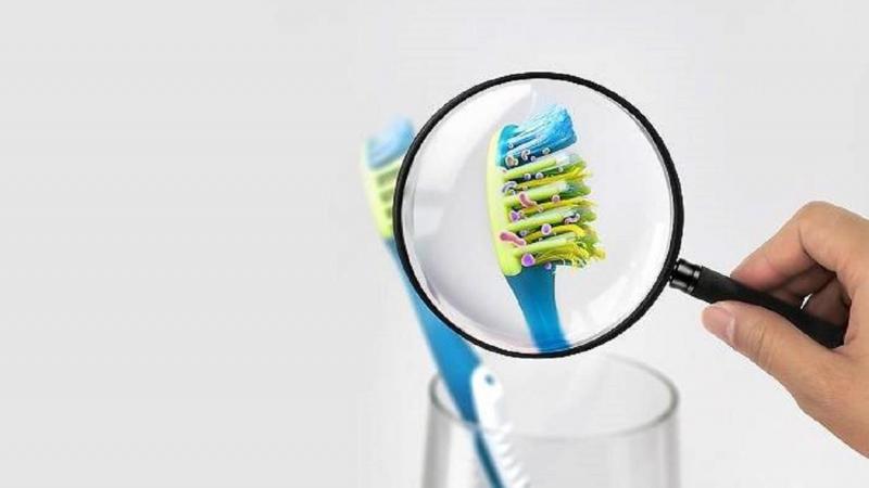 El cepillo de dientes es una gran fuente de gérmenes. iStock