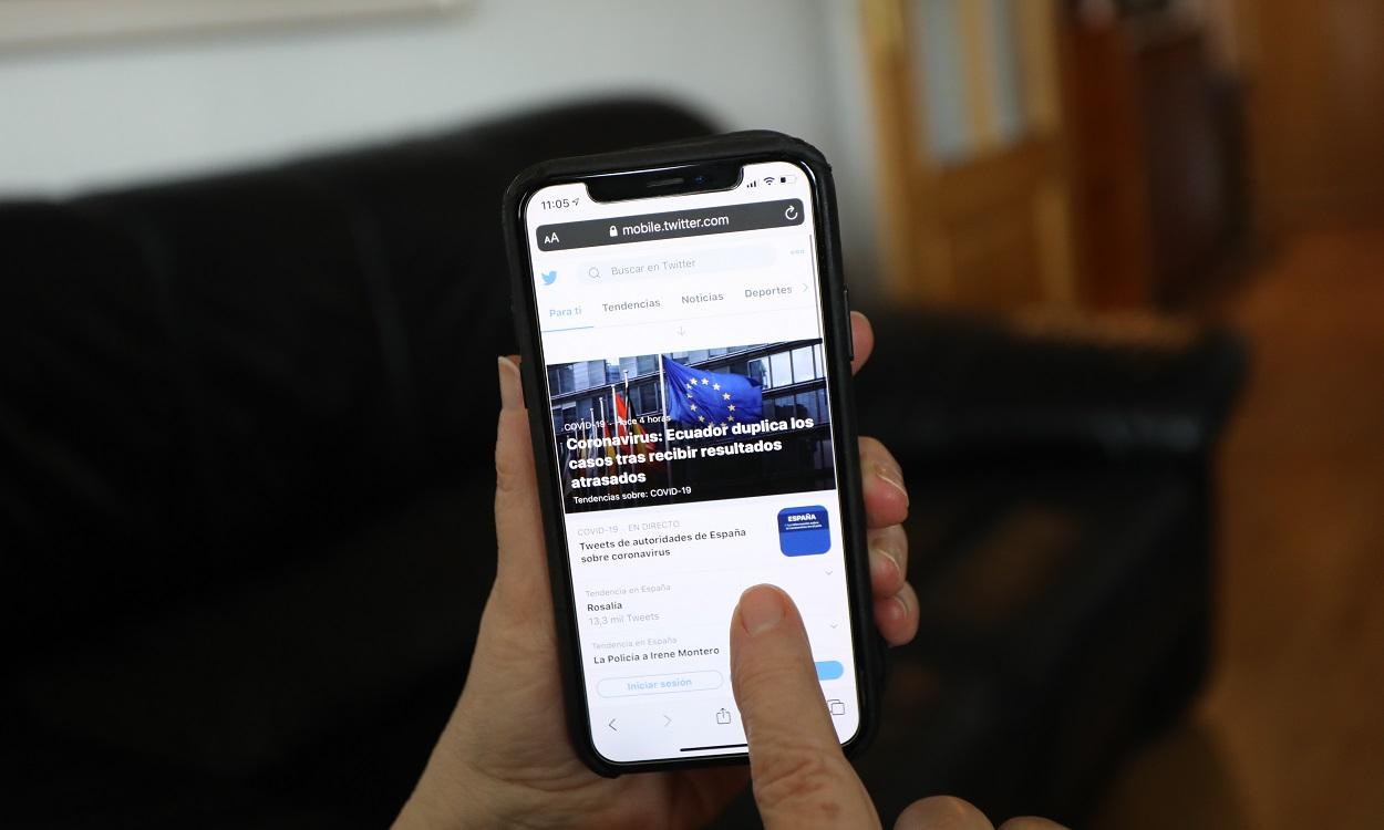 Una persona hace uso de la aplicación de la red social Twitter. EP