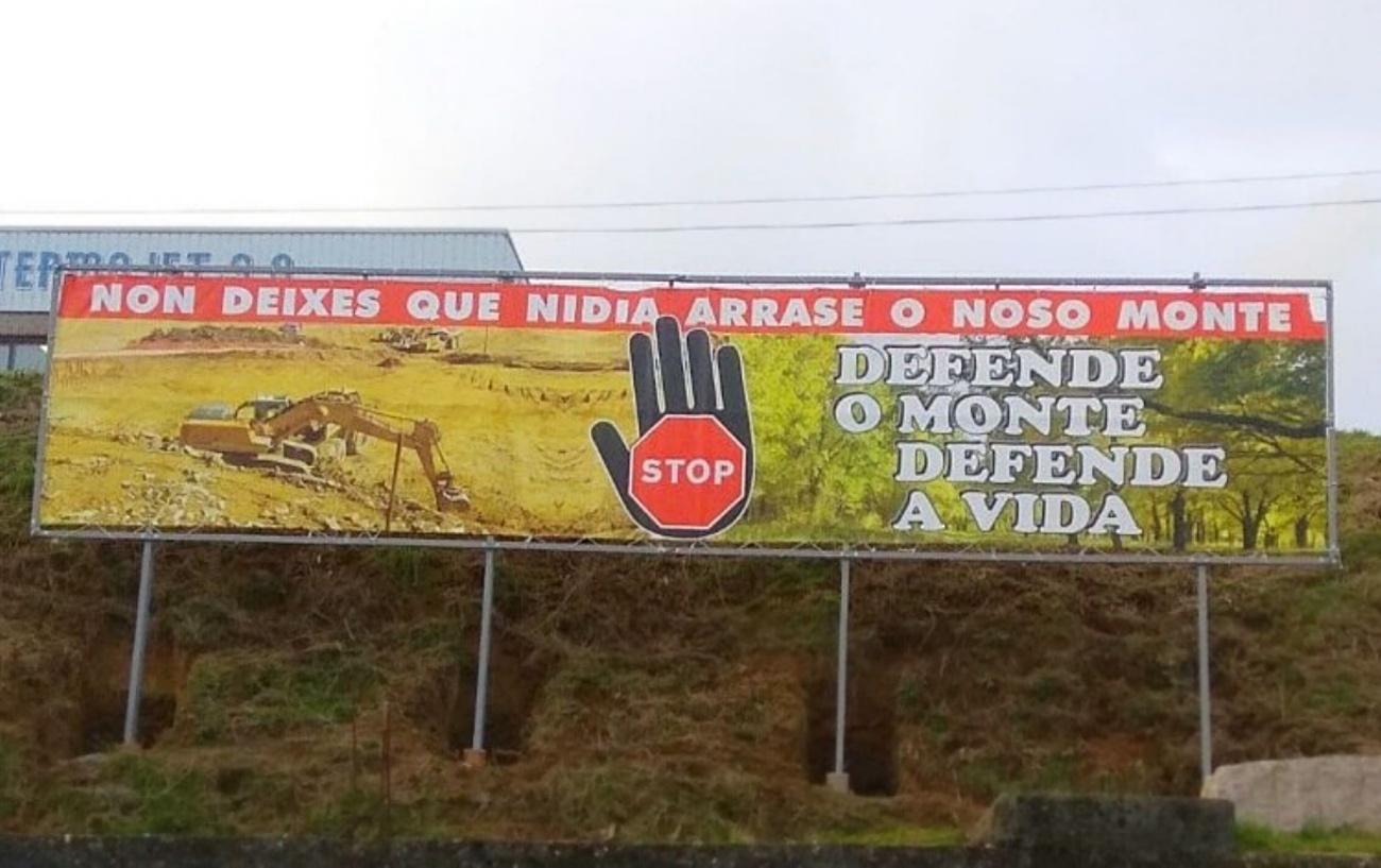 Imagen de la pancarta que denunció la alcaldesa de Mos, Nidia Arévalo, a la que ahora la justicia ha quitado la razón (Foto: Tameiga).