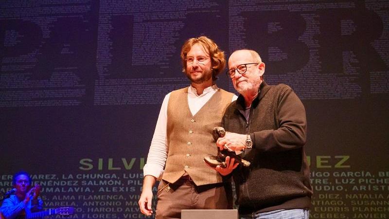 Rafael Saravia entregando el premio a Silvio Rodríguez. Rafael Saravia