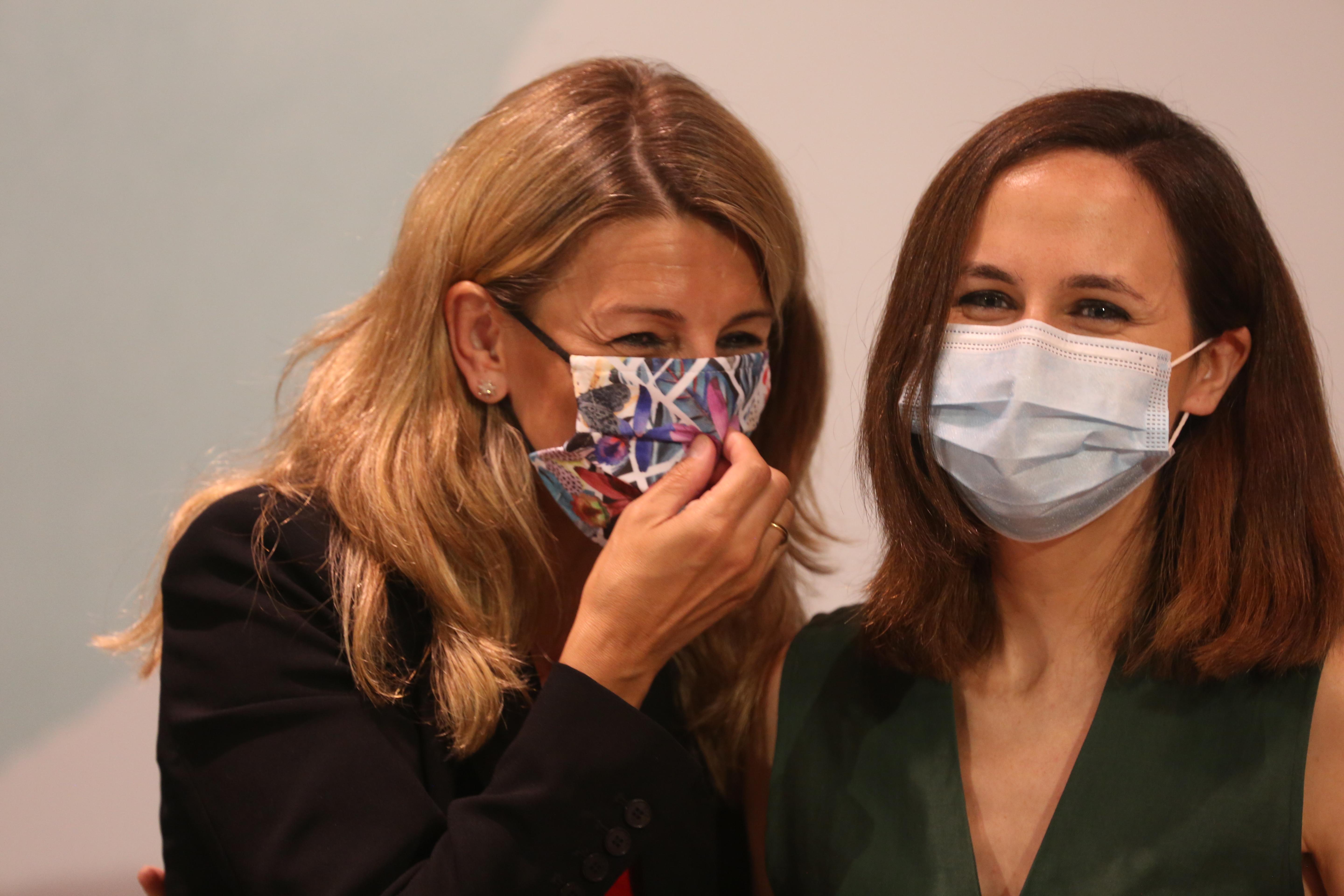 Yolanda Díaz e Ione Belarra durante la firma de un convenio para mejorar las condiciones laborales de los jóvenes. EP