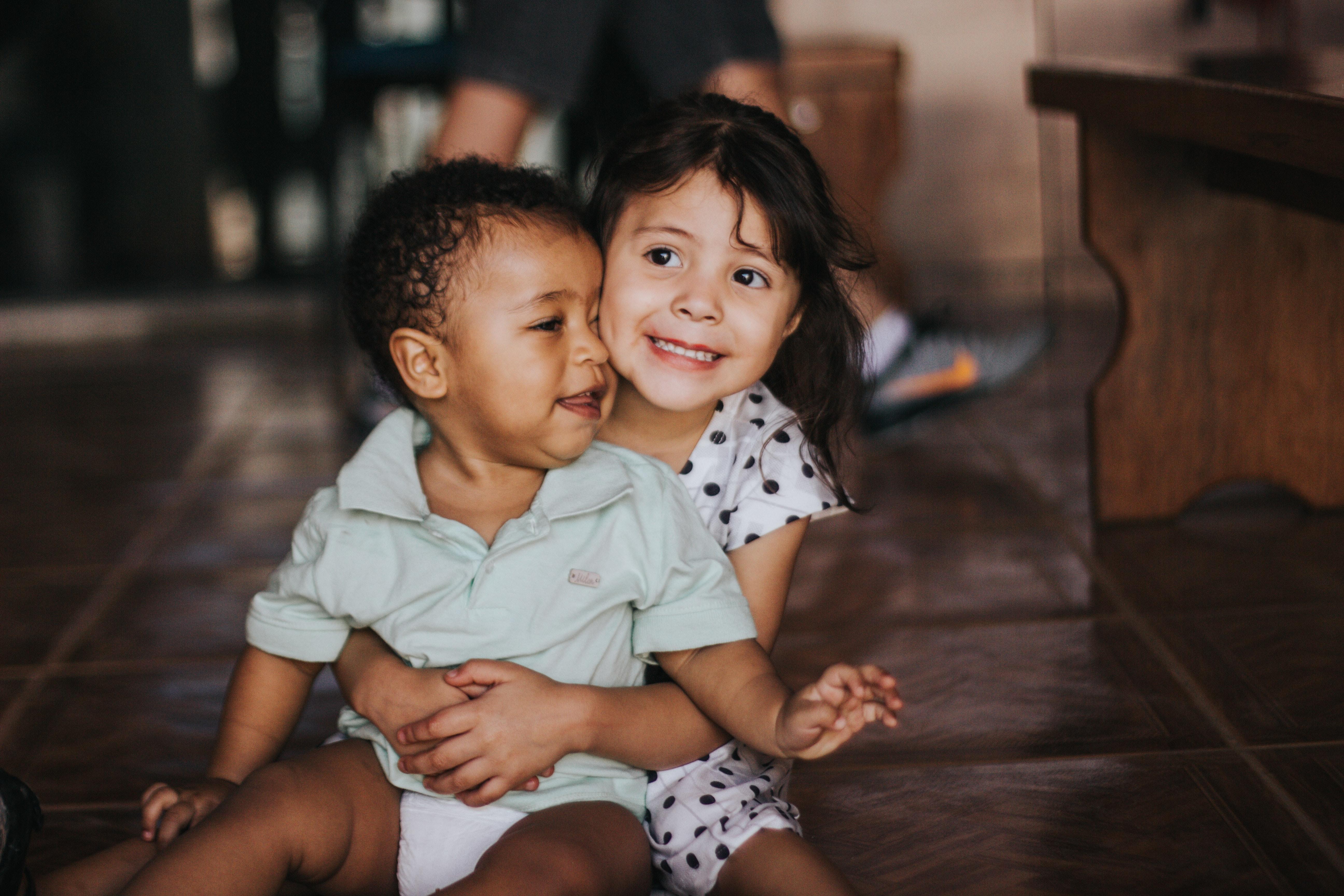 Niña y niño. Unsplash