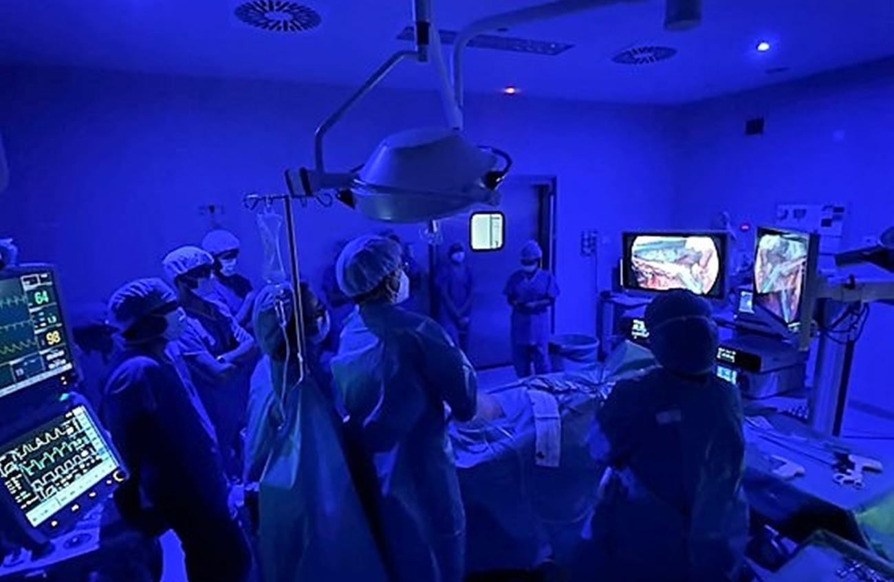Personal del Servicio de Cirugía General y Aparato Digestivo del HUIE realizando una intervención de hernia inguinal con cirugía mínimamente invasiva (Fuente: Quirónsalud)