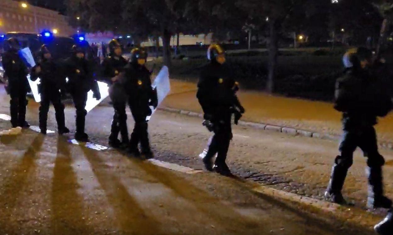 Agentes de Policía Nacional intervienen en un botelló en el Parque del Oeste de Madrid