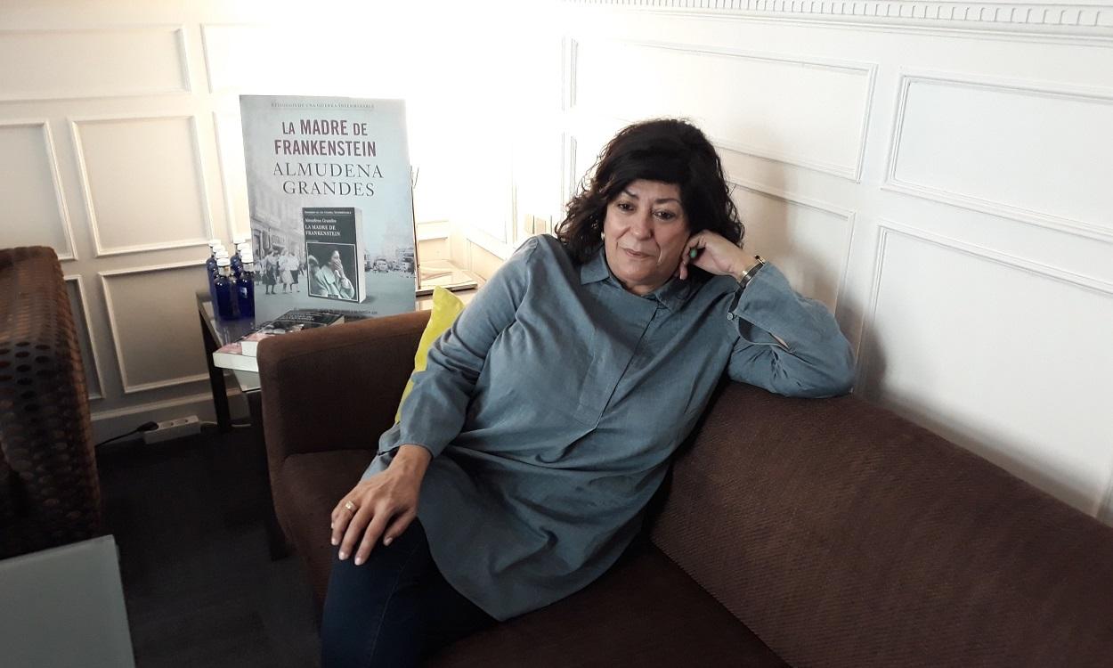 La escritora Almudena Grandes durante la presentación de su novela 'La madre de Frankenstein'. EP