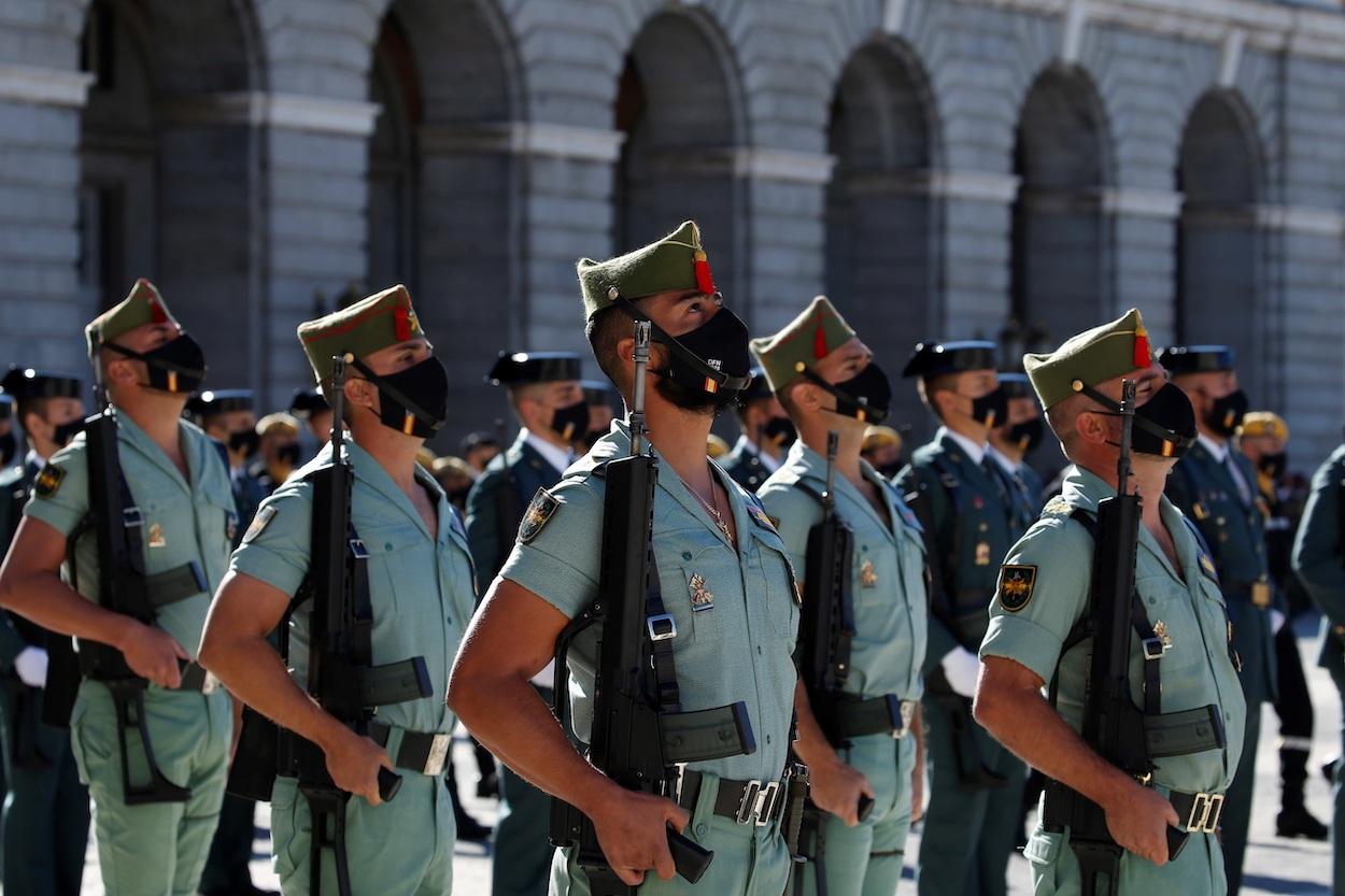 Los miembros de la Legión participan en el desfile terrestre en el que se pretende rendir homenaje a todos los que están luchando contra la Covid19