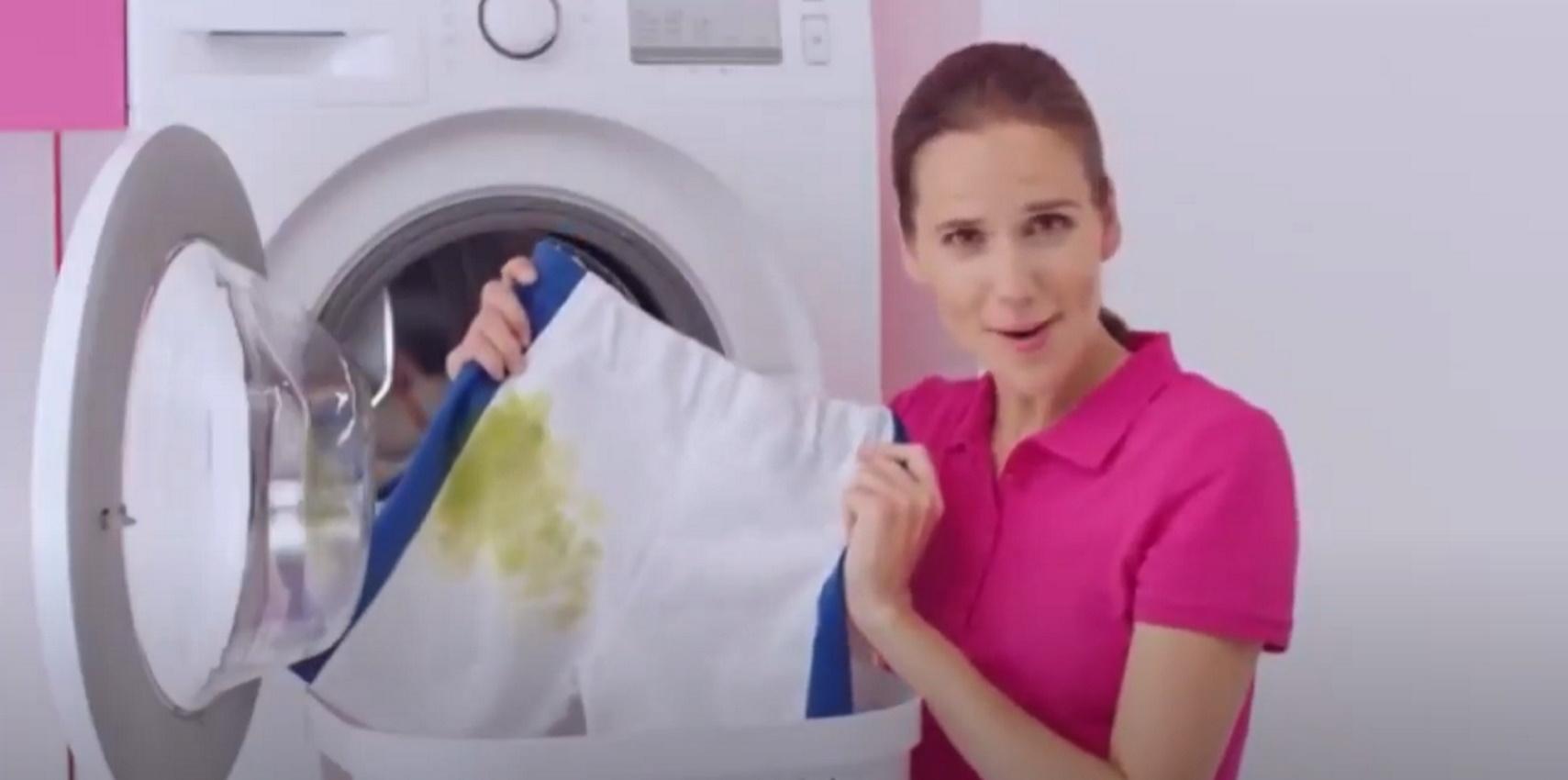 Anuncio de detergente de una mujer poniendo una lavadora