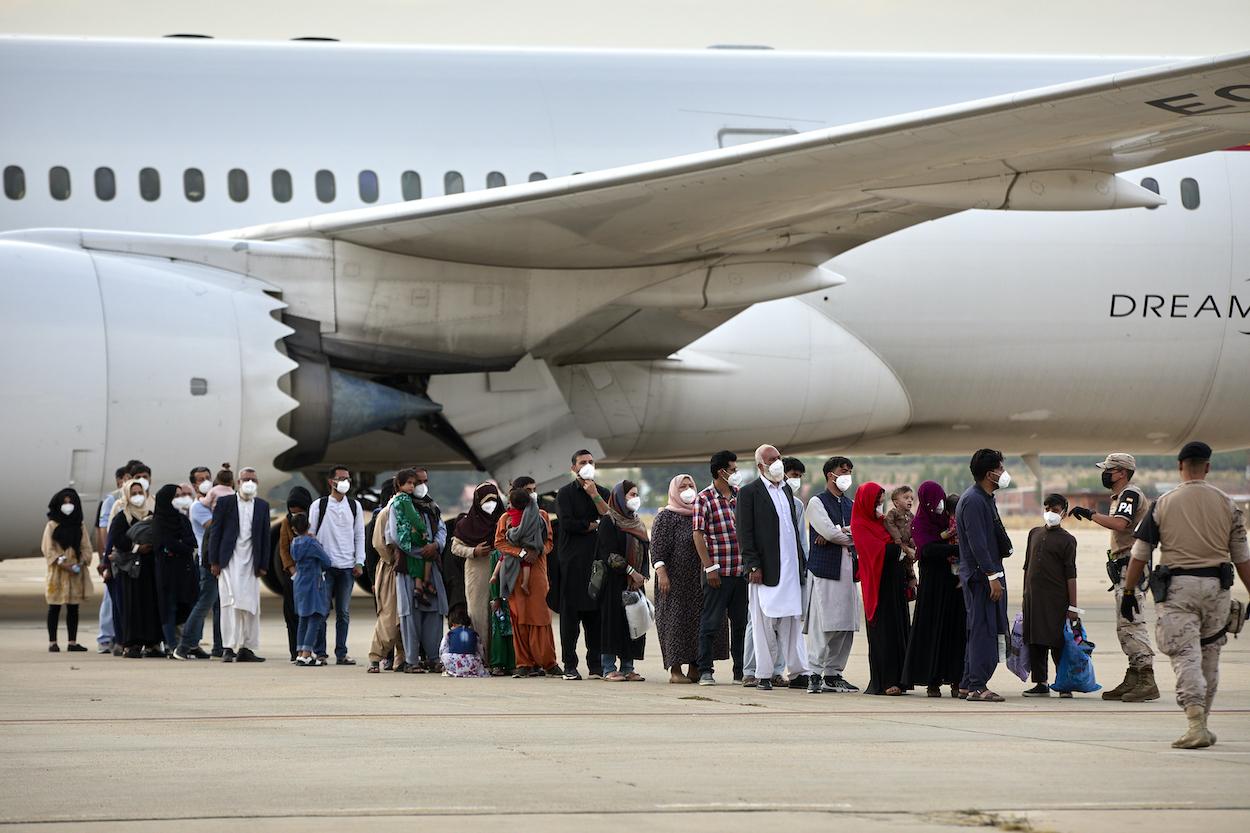 Varios refugiados afganos llegan a la base aérea de Torrejón de Ardoz a 24 de agosto de 2021
