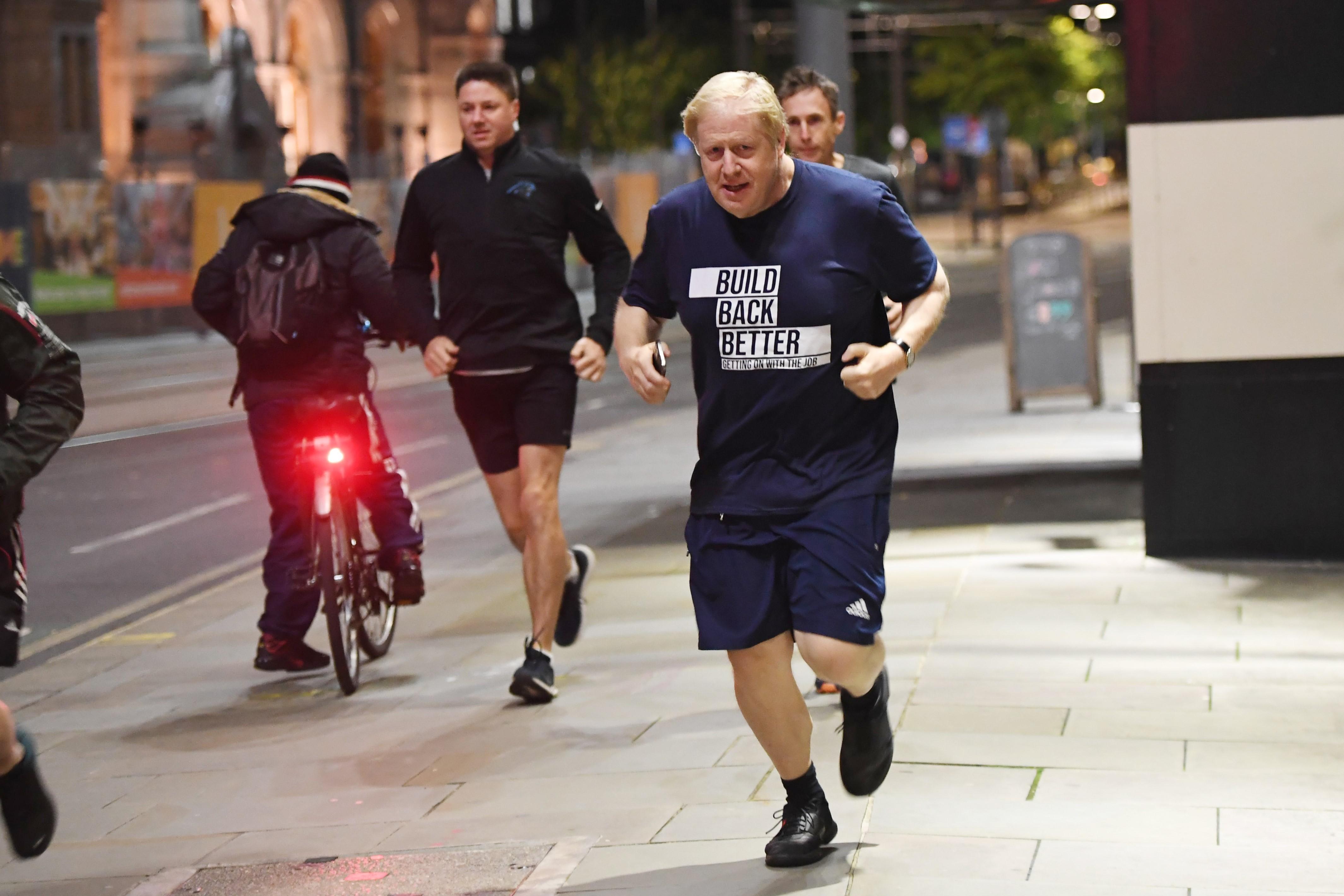 El primer ministro británico, Boris Johnson, sale a correr por la mañana en Manchester antes de una conferencia de su partido.