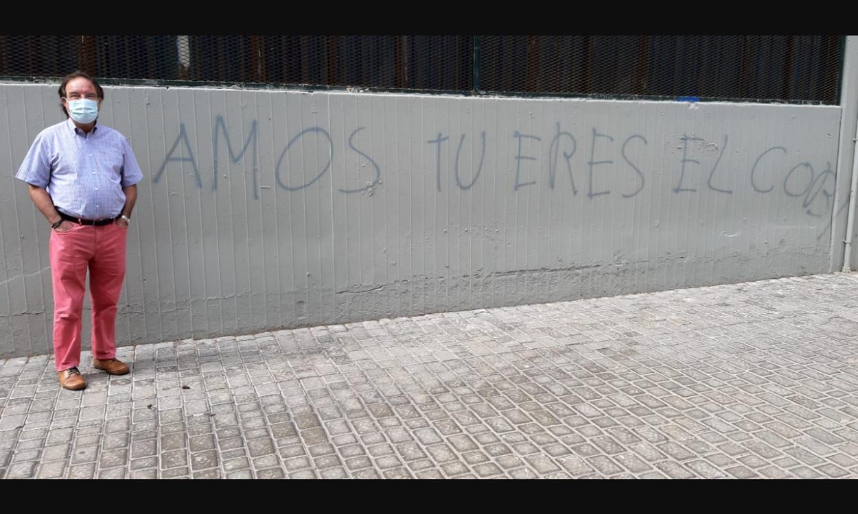 Amós García Rojas posa ante la pintada: "Amos, tú eres el 'coby'"