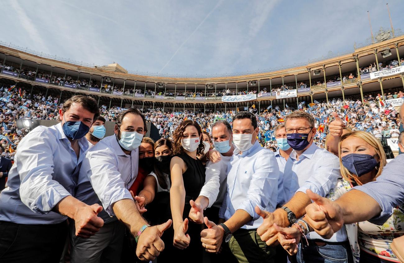 Imagen de hace unos días durante el acto de Valencia en la que aparece Feijóo con los barones del PP, algo que no se repetirá mañana en Madrid (Foto: Europa Press).
