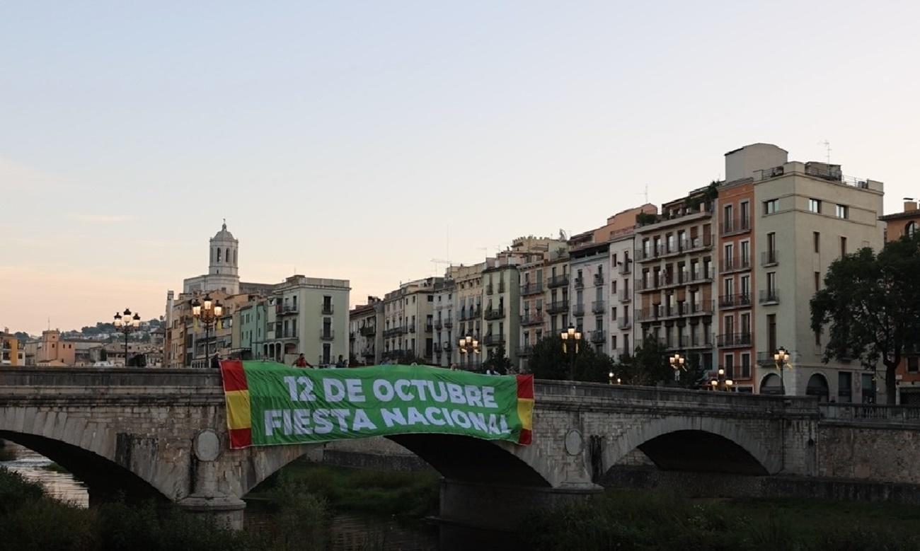 Pancarta de Vox en Girona con moitvo del 12 de octubre