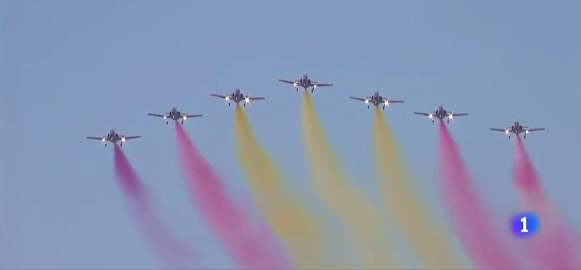 La Patrulla Águila dibuja la bandera de España sobre el cielo de Madrid. RTVE.