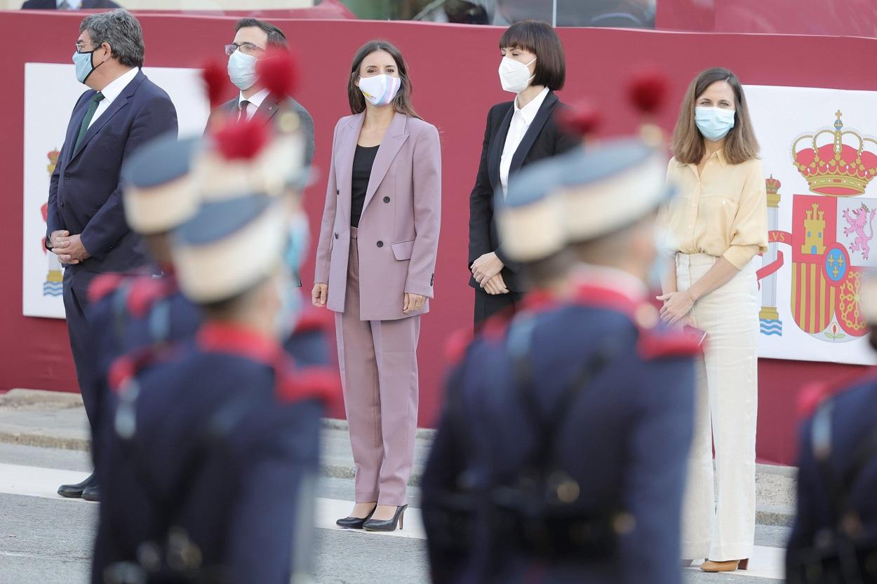 Irene Montero (centro de la imagen), en el desfile del 12 de Octubre. Fuente: Europa Press.