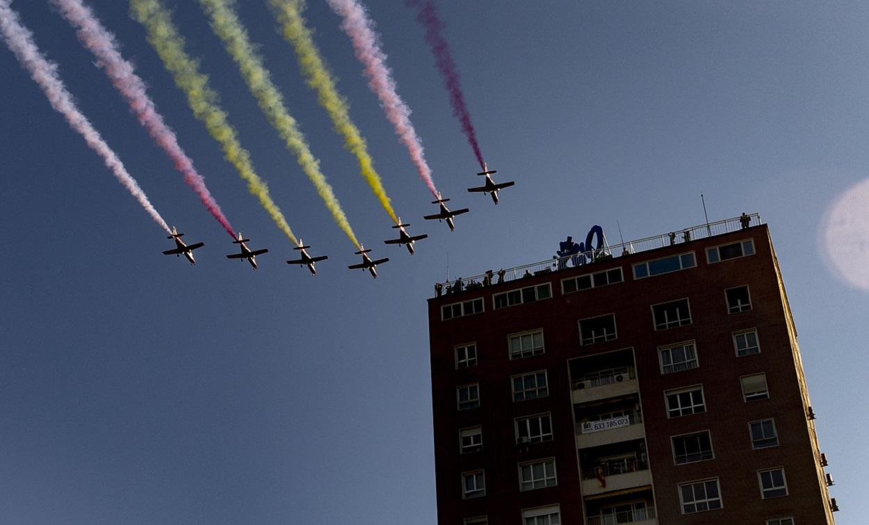 La Patrulla Águila dibuja la bandera de España en el cielo de Madrid al terminar el desfile militar en el Día de la Hispanidad. EP