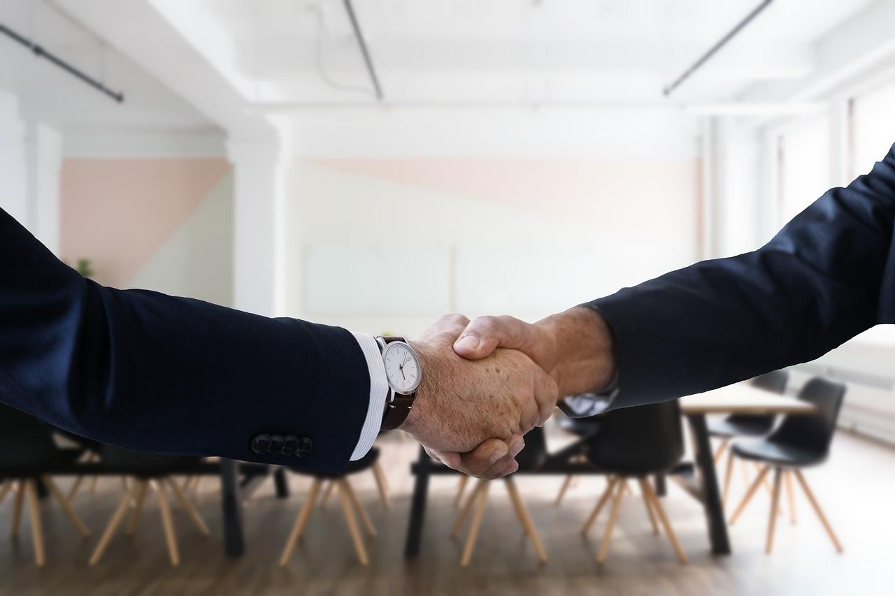 Un apretón de manos tras una entrevista de trabajo. Pixabay