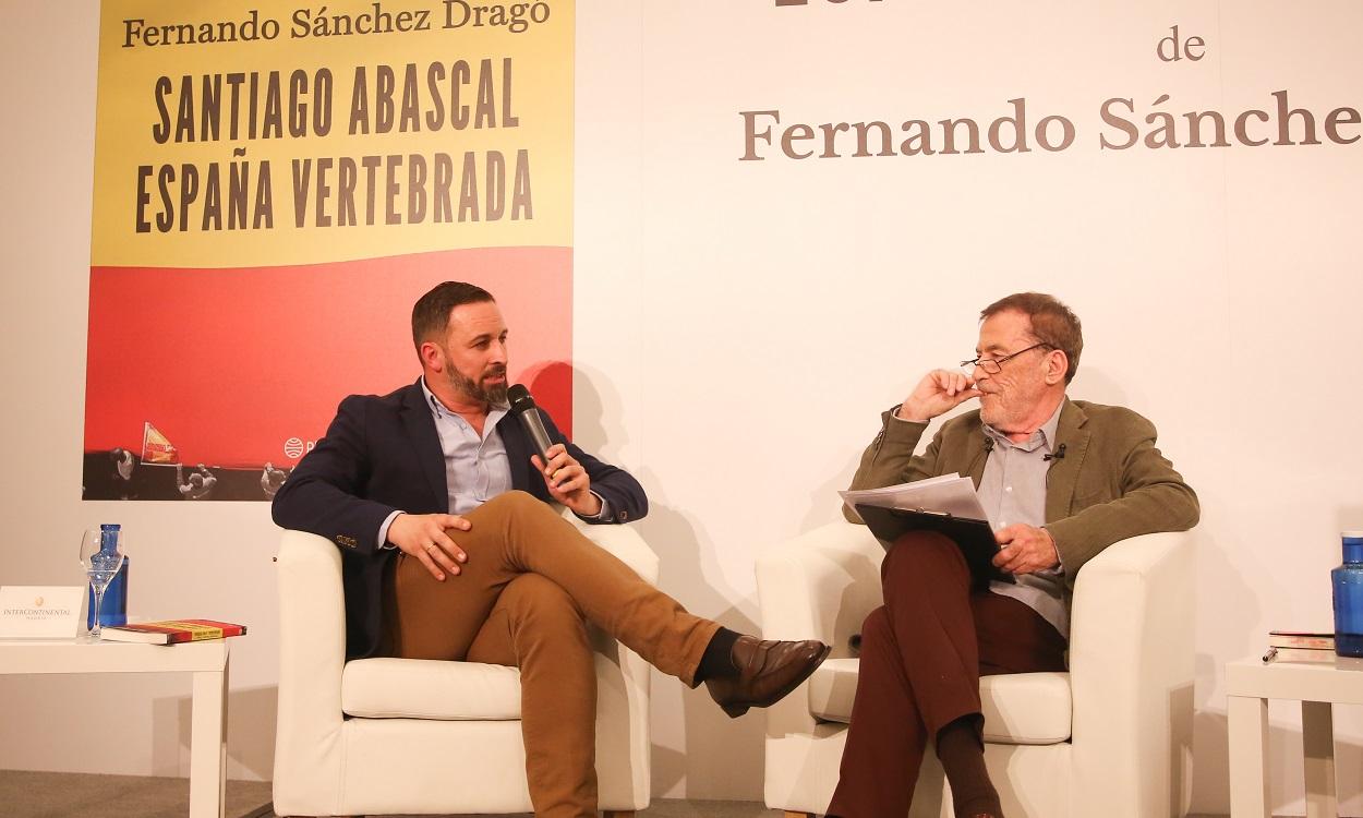El presidente de Vox, Santiago Abascal y el escritor Fernando Sánchez Dragó. EP