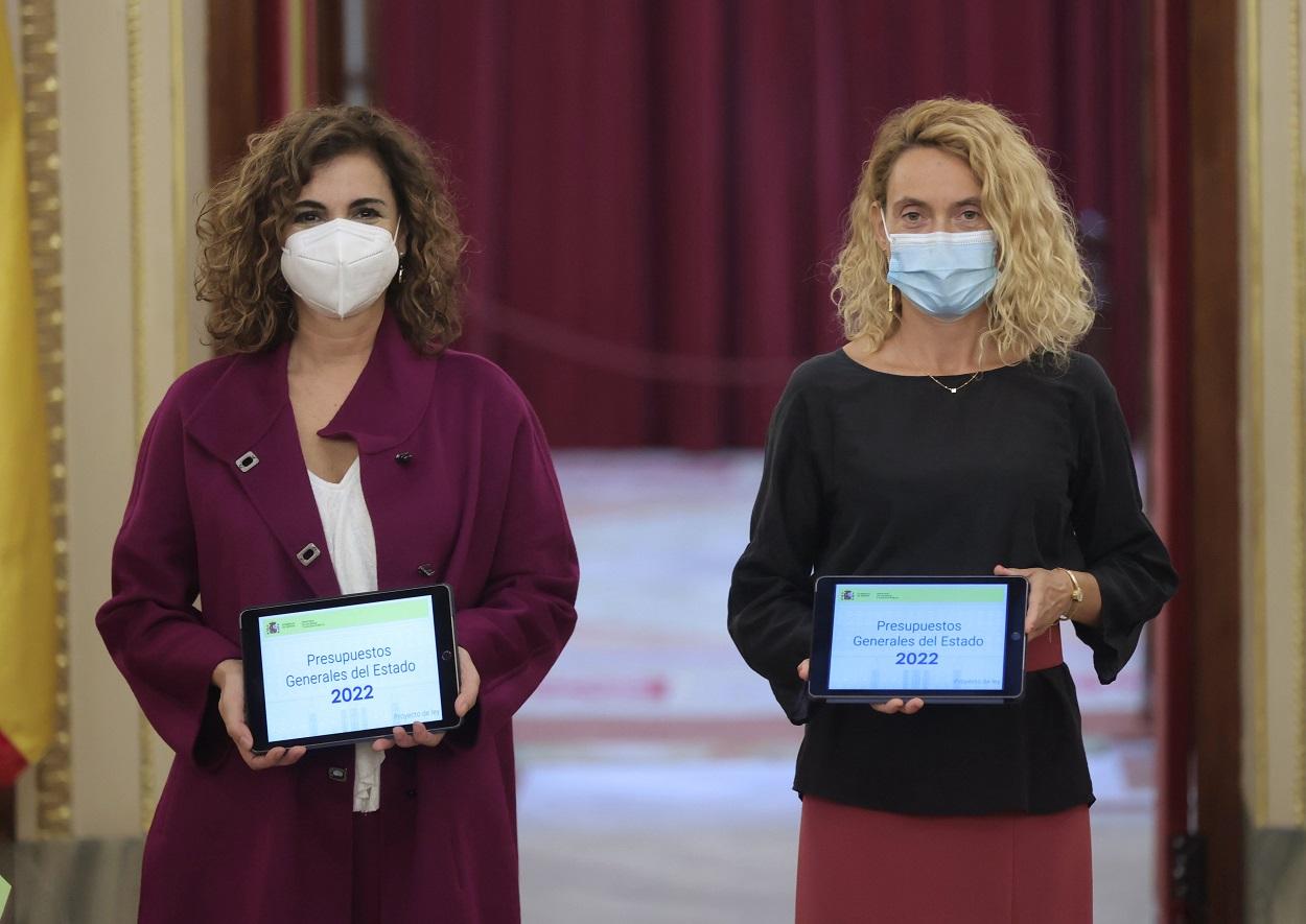 La ministra de Hacienda, María Jesús Montero, y la presidenta del Congreso de los Diputados, Meritxell Batet, durante la entrega del proyecto de PGE. Europa Press