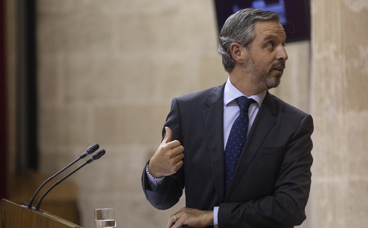 El consejero andaluz de Hacienda, Juan Bravo, en la tribuna del Parlamento. MARÍA JOSÉ LÓPEZ/EP