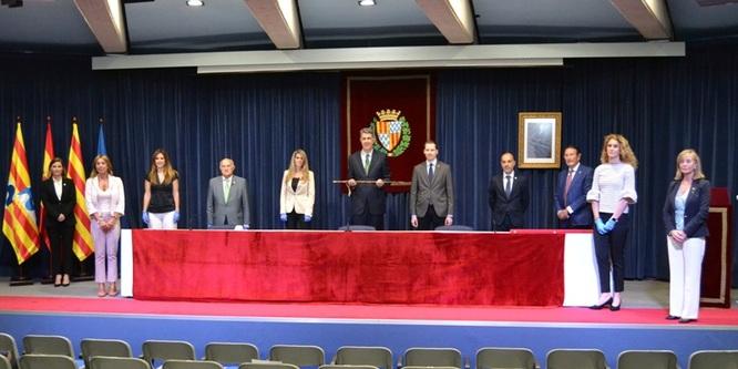 Xavier García Albiol en el centro y Ramón Riera (3d) en el Ayuntamiento de Badalona.