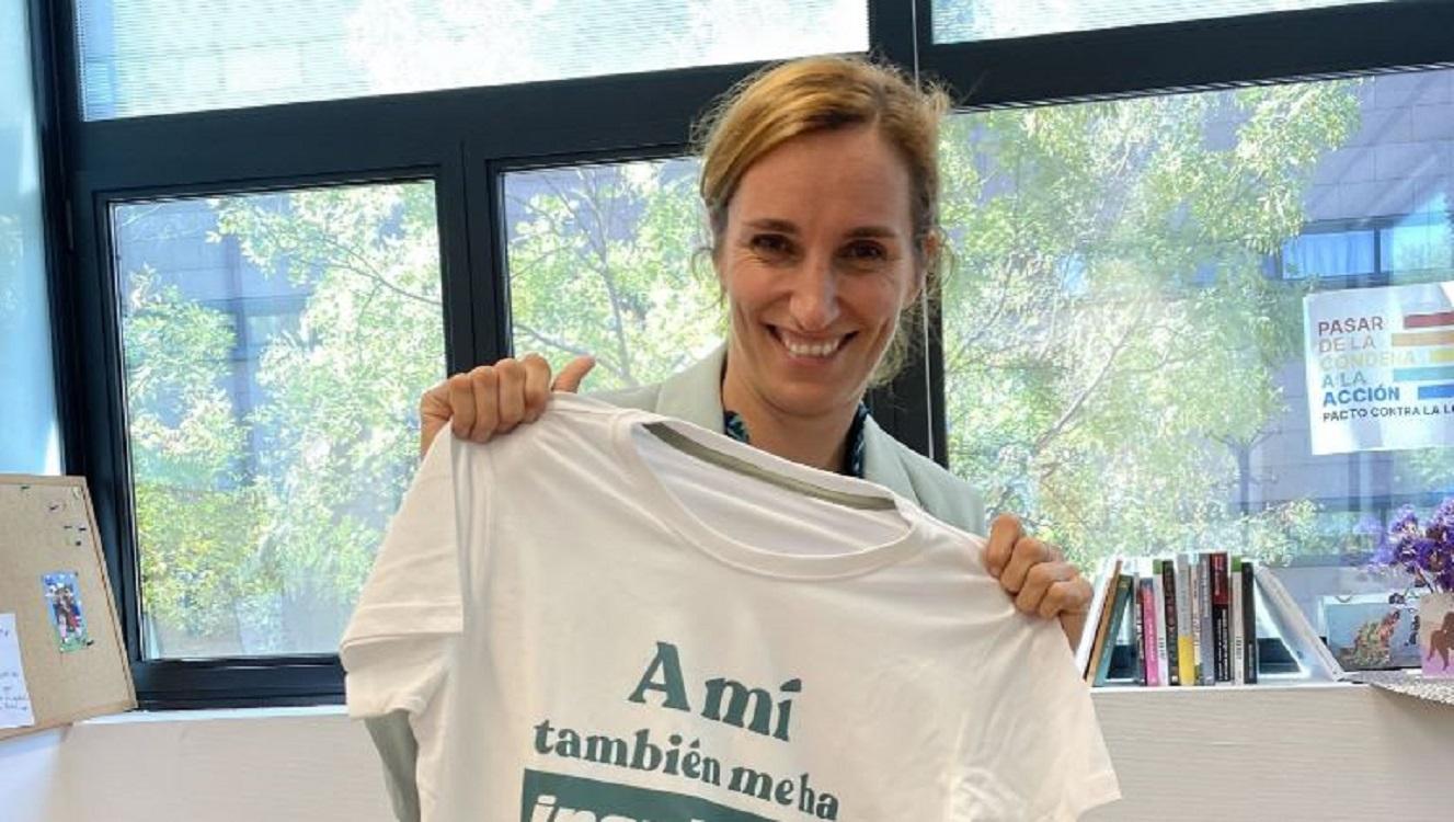 Mónica García indencia Twitter con la camiseta sobre Ayuso. Twitter