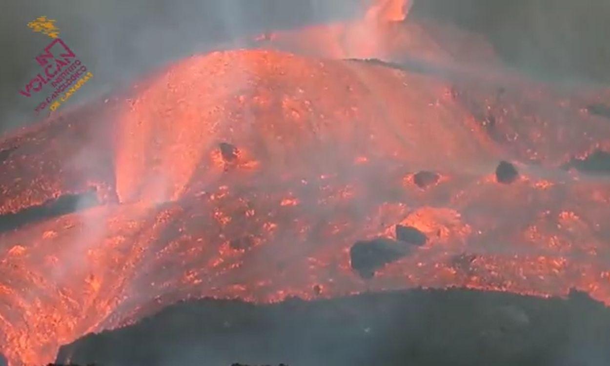 La lava se desborda en el cono central del volcán Cumbre Vieja. Involcan.