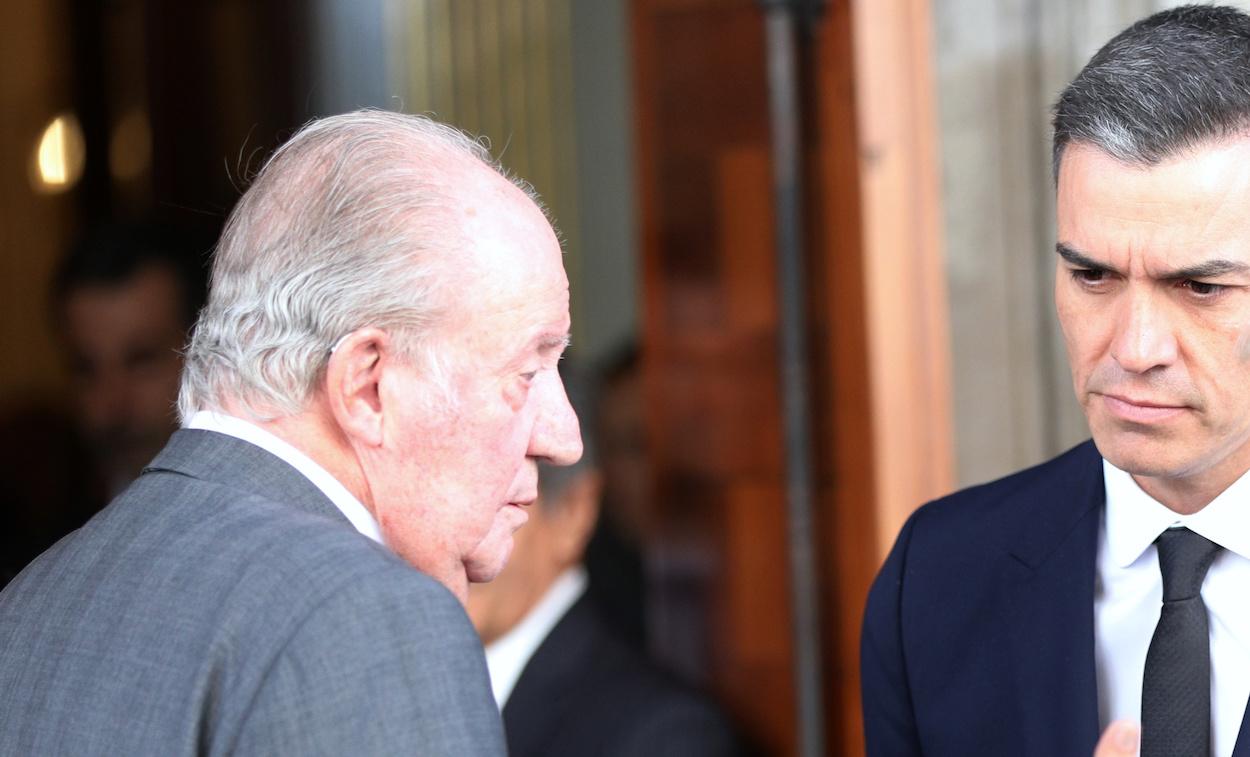 Archivo : El presidente del Gobierno, Pedro Sánchez, con el rey Juan Carlos. EP