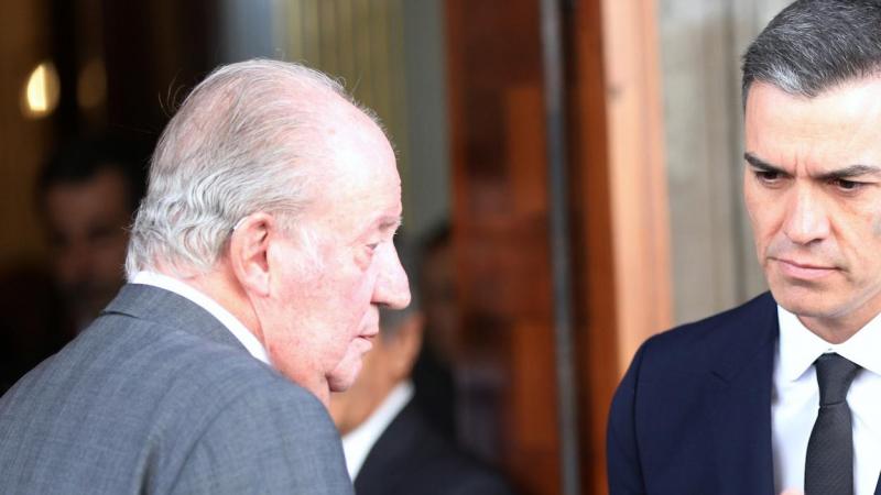 Archivo : El presidente del Gobierno, Pedro Sánchez, con el rey Juan Carlos. EP