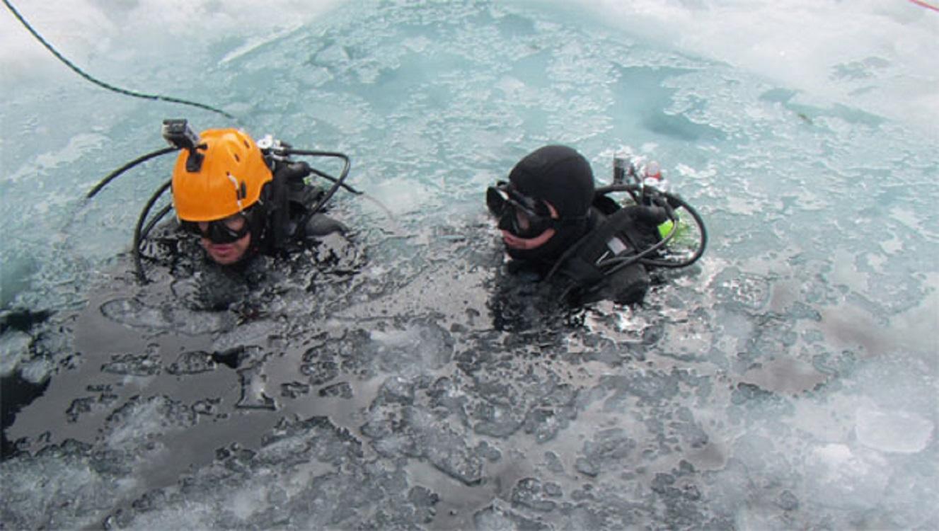Miembros del Ejército de Tierra en una inmersión. Imagen archivo Defensa