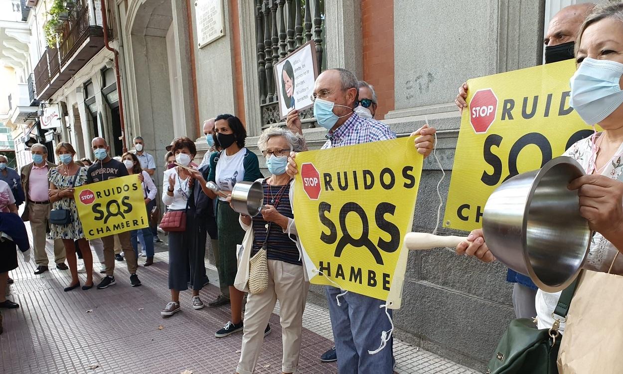 Foto de archivo de varios vecinos de Chamberí exigiendo la eliminación de las terrazas Covid. EP