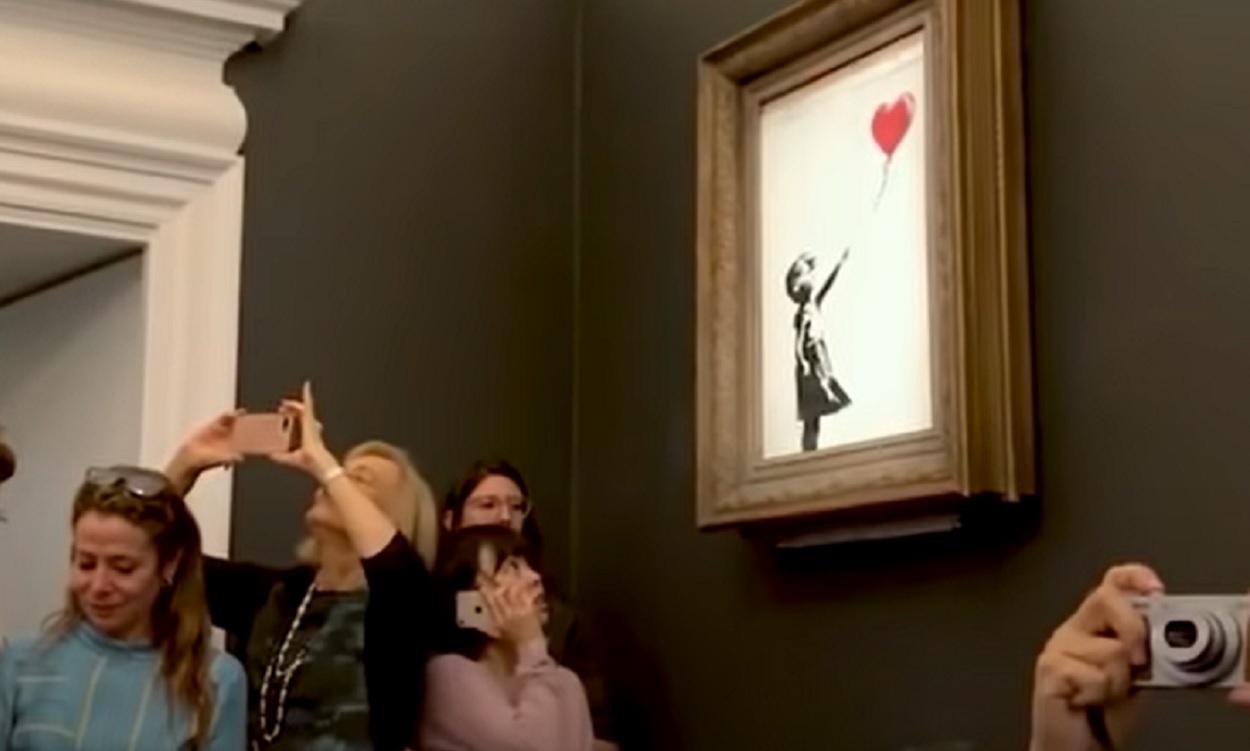 La obra de Bansky expuesta en la casa de apuestas . Fuente Youtube