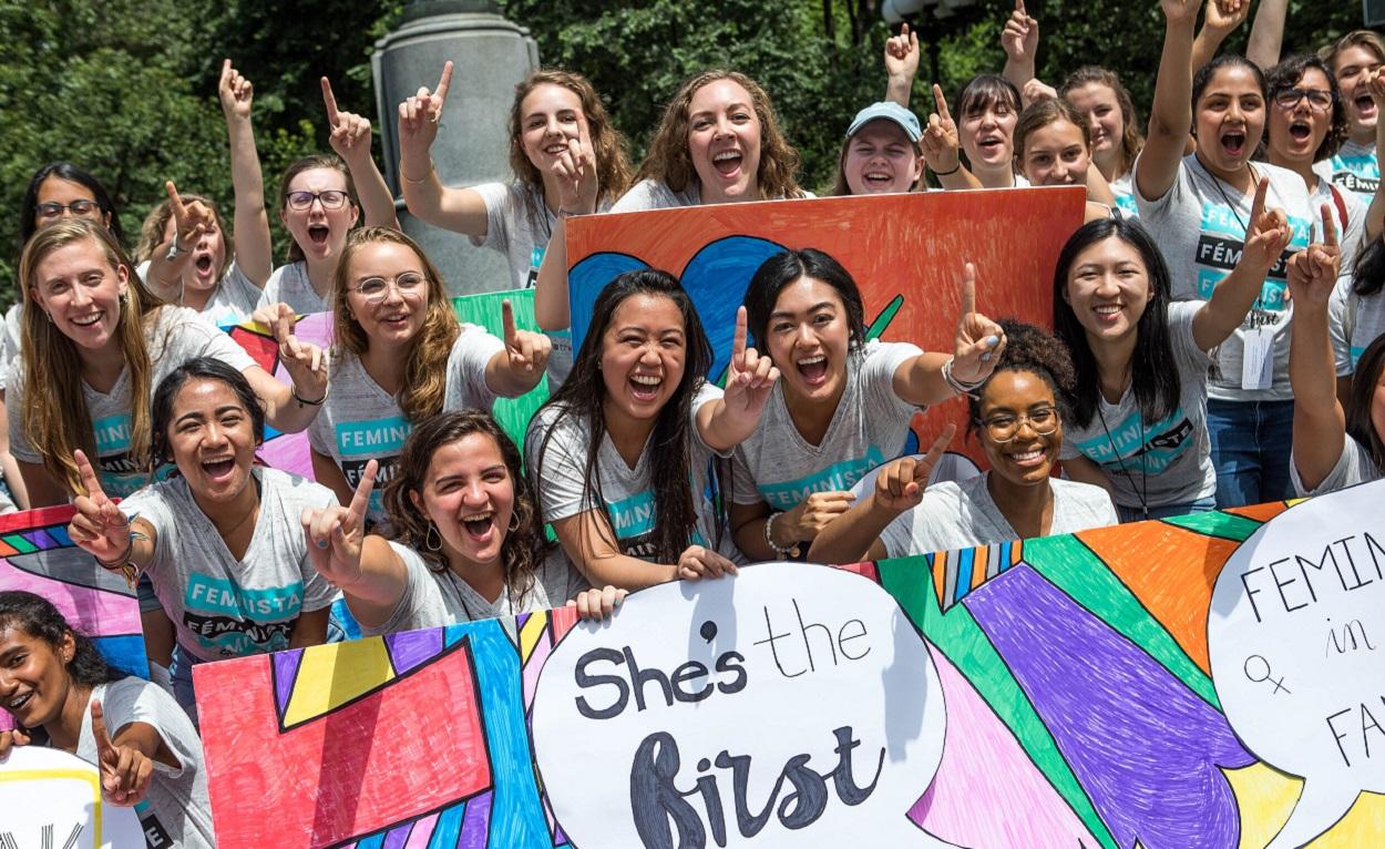 Niñas con una pancarta de She's the First. Foto Fundación