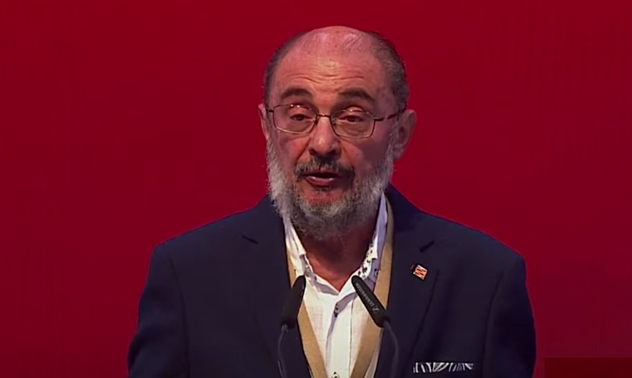 Javier Lambán pronuncia un emotivo discurso en el 40 Congreso del PSOE, dando las gracias por el apoyo recibido en su enfermedad. EP