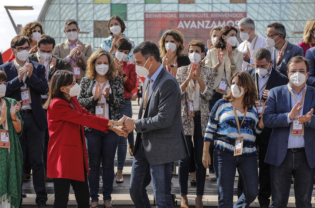 Pedro Sánchez junto a Anne Hidalgo el primer día de convención socialista en Valencia. EP