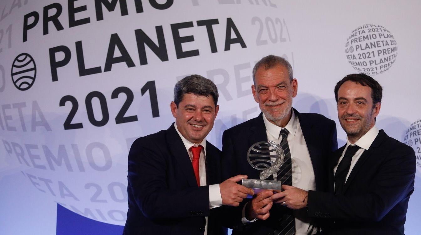 Los guionistas Jorge Díaz, Antonio Mercero y Agustín Martínez han ganado el premio Planeta con la novela 'La Bestia', firmada con el pseudónimo de Carmen Mola