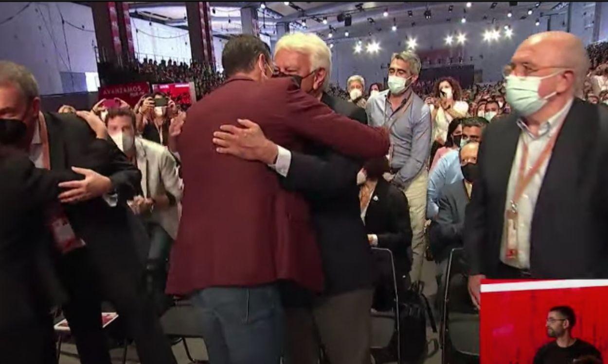 Abrazo entre Pedro Sánchez y Felipe González