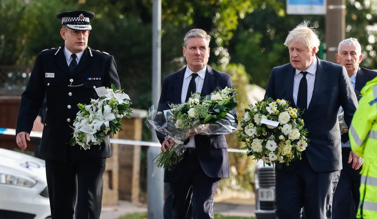 El primer ministro británico, Boris Johnson, y el líder de la oposición, Keir Starmer, depositan flores en la iglesia metodista de Belfairs, donde Amess fue asesinado. 