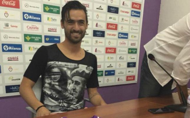 Un jugador del Real Jaén acude a su presentación con una camiseta con la imagen de Franco