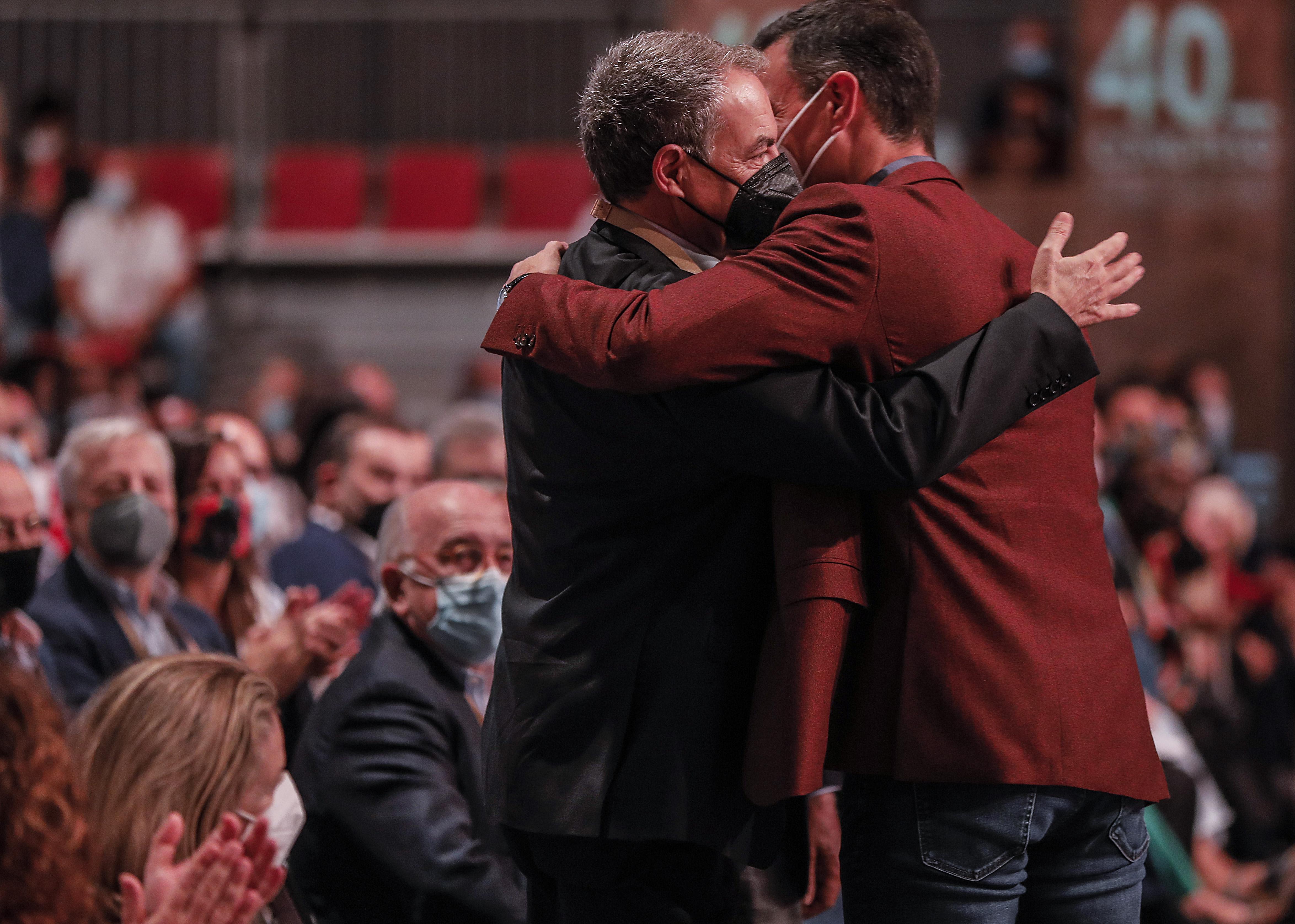 Zapatero abraza a Pedro Sánchez en el 40º Congreso Federal del PSOE. EP