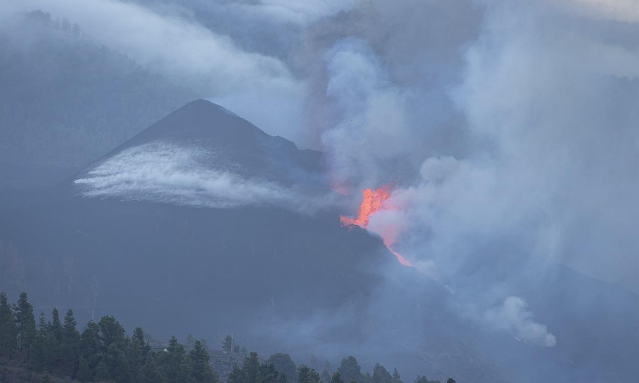 El nuevo centro de emisión al sureste del cono del volcán de La Palma disminuye su actividad. EP