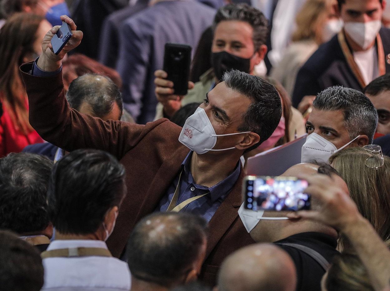 El presidente del Gobierno, Pedro Sánchez, se echa selfies con sus fans, en el acto de apertura oficial. Fuente: Europa Press.
