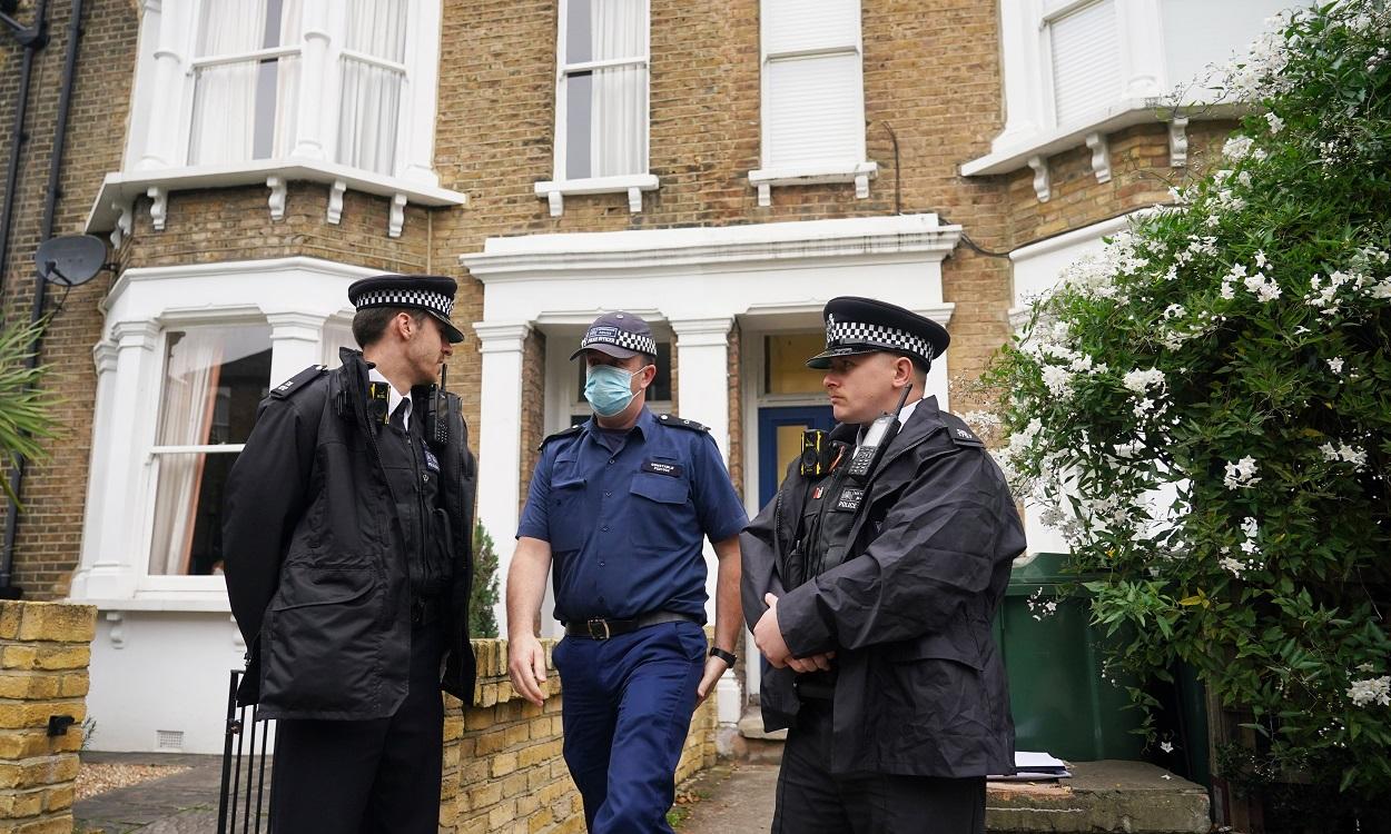 Miembros de la Política británica, frente a la casa del diputado asesinado David Amess. EP