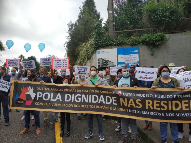 Imagen de la concentración de ayer domingo ante el propio centro.