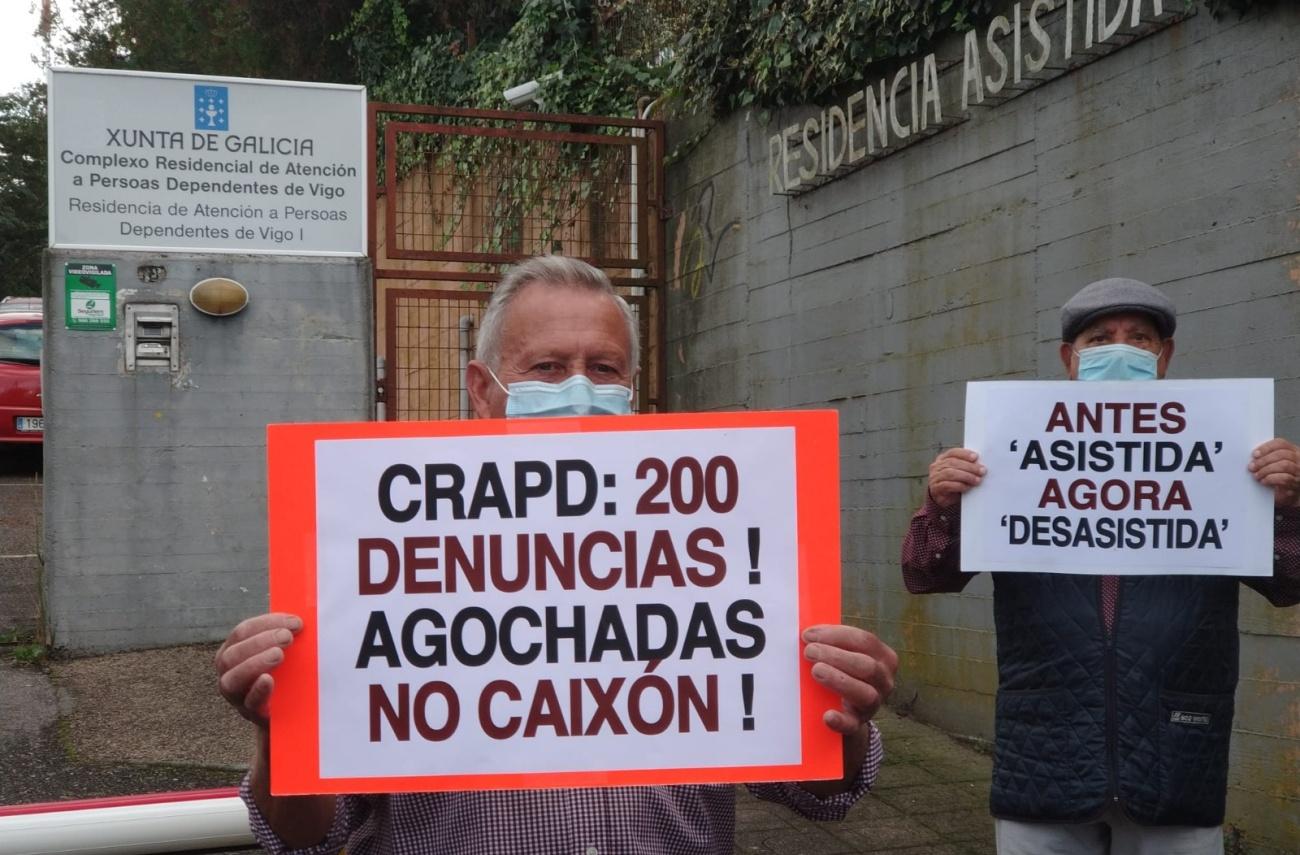 Dos de los familiares participantes en la protesta de este domingo en la que se denunciaba la ocultación de más de 200 denuncias (Foto: REDE).