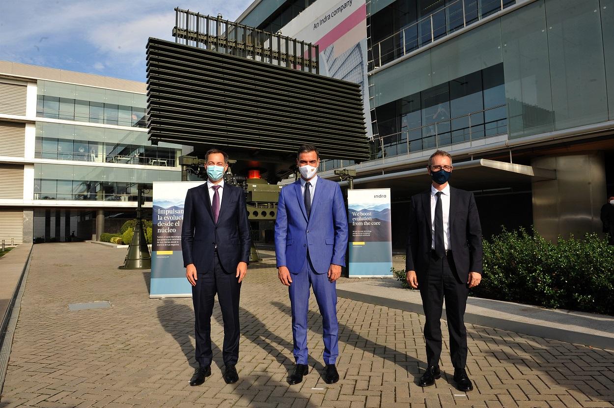 De izquierda a derecha: Alexander de Croo, primer ministro de Bélgica, Pedro Sanchez, presidente del Gobierno de España, y Marc Murtra, Presidente de Indra. Fuente: Europa Press.